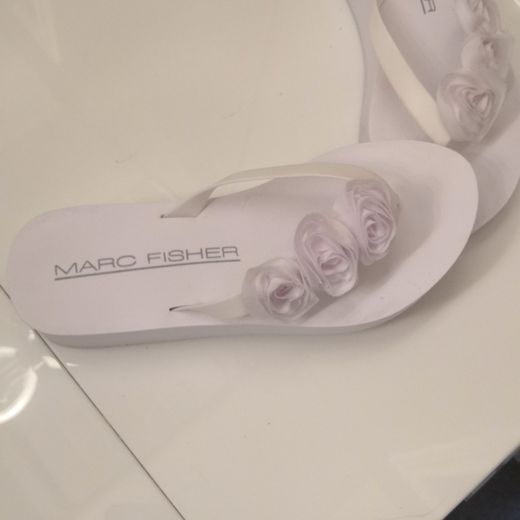 Marc Fisher White Beach Wedding Flip Flop  Sandals, sz 8 - Picture 2 of 5